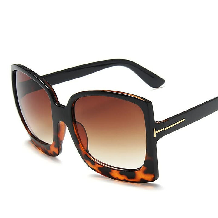Elegante dames zonnebril met luipaardprint. Een must-have accessoire voor elke fashionista deze zomer.
