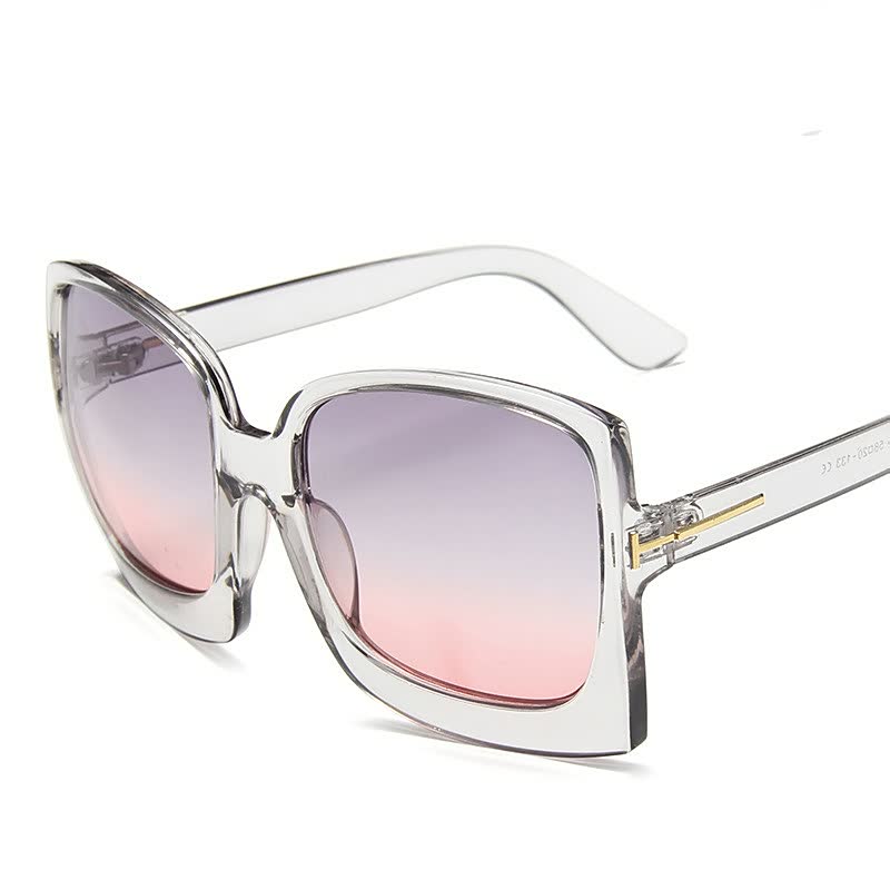 Trendy LeopardGlasses™ zonnebril voor dames. Stijlvolle luipaardprint bril, ideaal voor zonnige dagen en mode.