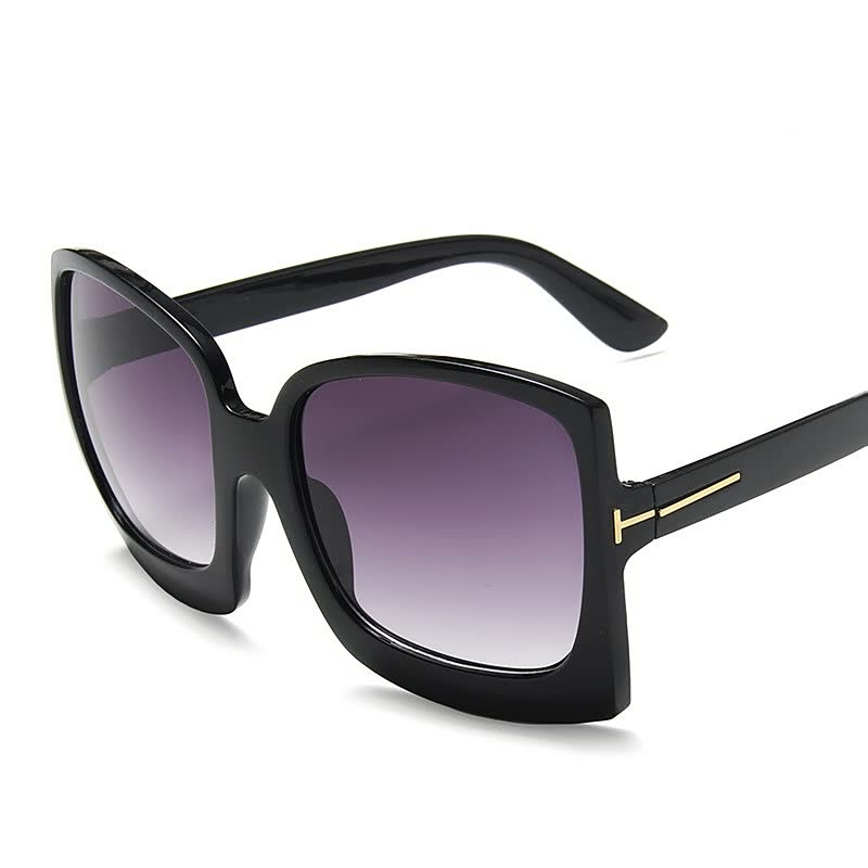 Dames fashion zonnebril met opvallende luipaardprint. Trendy bril die perfect past bij uw zomerse stijl.