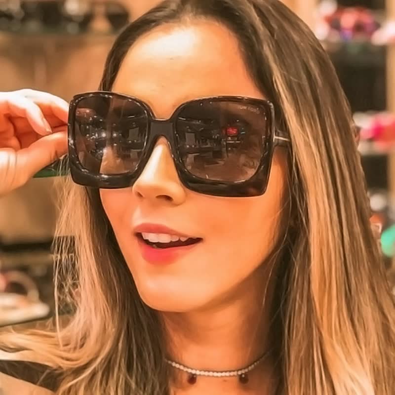 Zomerse dameszonnebril met trendy luipaardprint. Essentieel mode-accessoire voor een chique uitstraling.