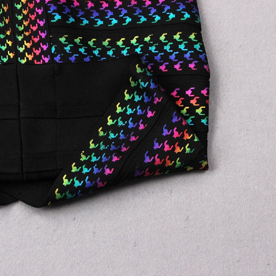 Zomerse gestreepte bodycon minijurk, ideaal voor warme dagen en feestelijke gelegenheden.
