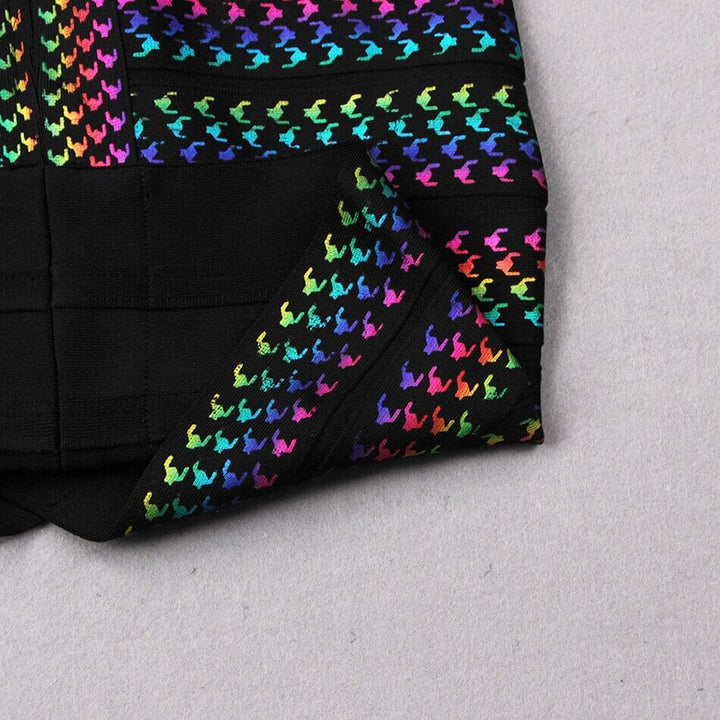 Zomerse gestreepte bodycon minijurk, ideaal voor warme dagen en feestelijke gelegenheden.