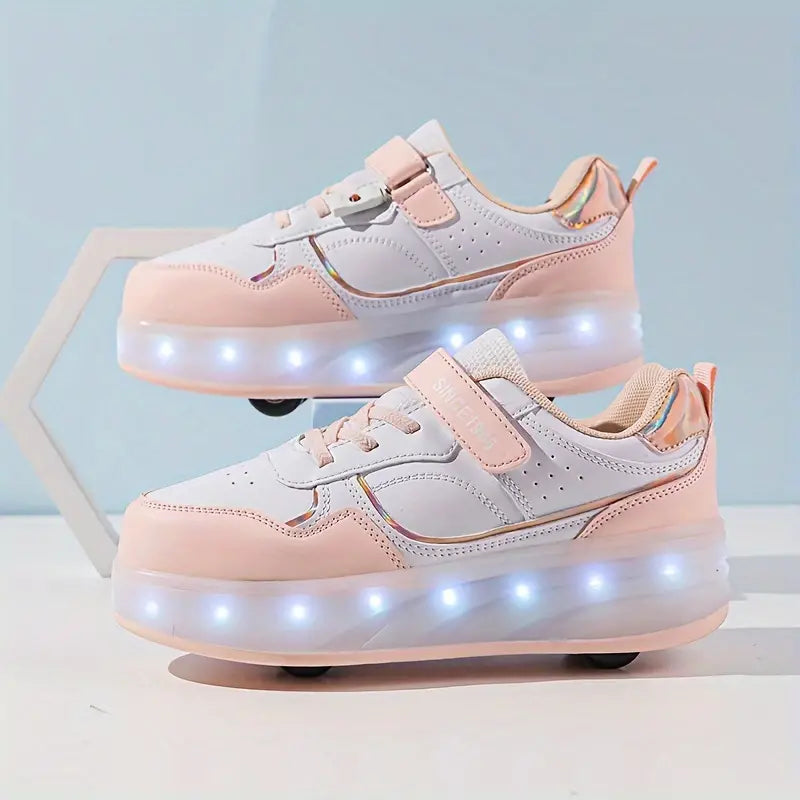 Meisje lachend op GlideGlow rolschoenen met oplichtende wielen, voor veilig en trendy skaten.