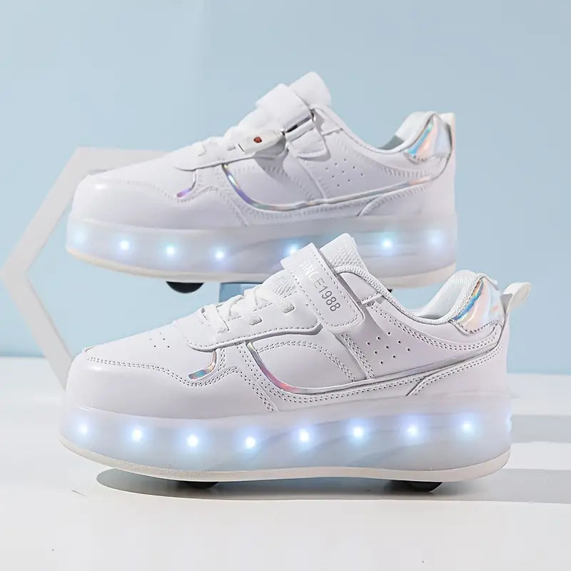 Een paar GlideGlow rolschoenen, roze en blauw, met lichtjes en wielen; geschikt voor alle sportieve kinderen.