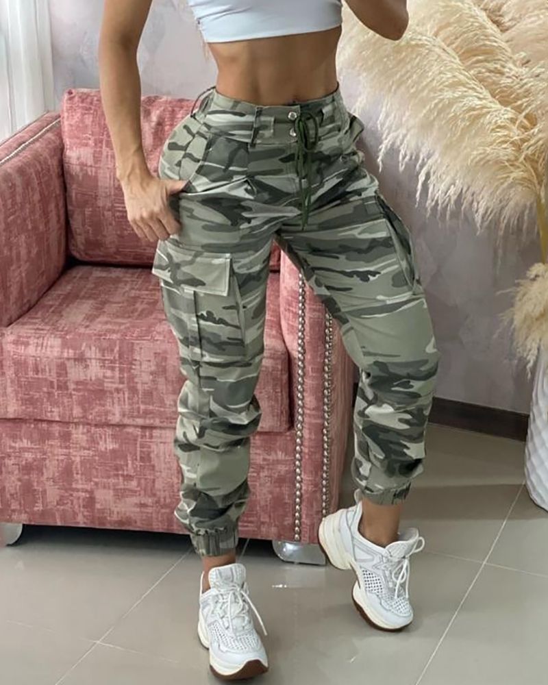 Trendy groene camo broek voor dames. Comfortabele cargo broek, perfect voor casual straatmode.