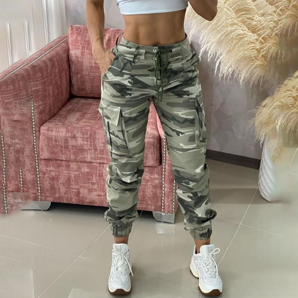 Dames LowriPants camo broek in groen, een comfortabele en trendy cargo broek met relaxte pasvorm.