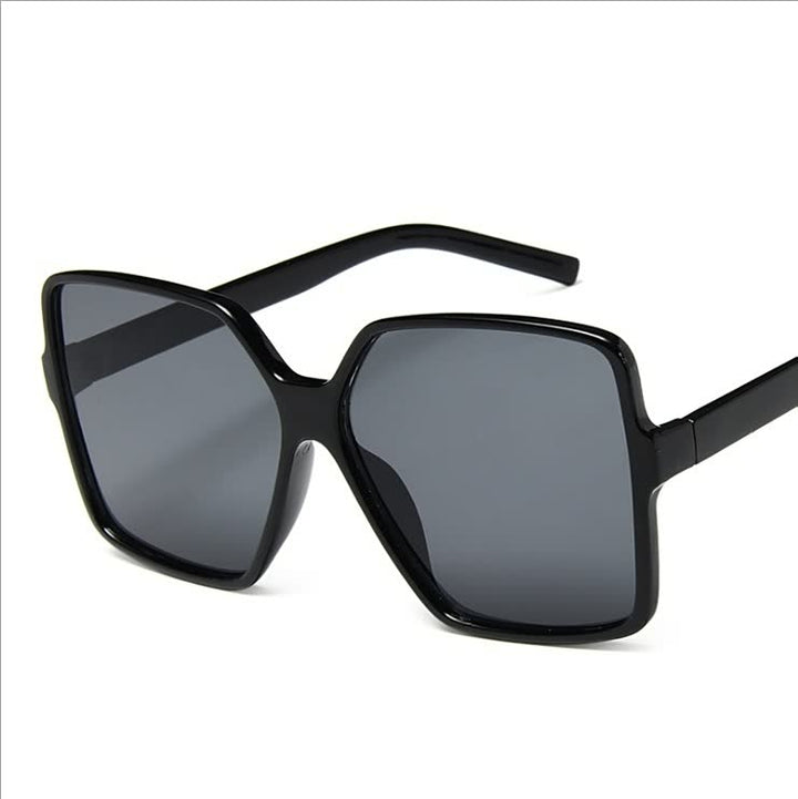 Comfortabele oversized dameszonnebril met trendy gekleurde glazen, stijlvol en beschermend tegen de zon.
