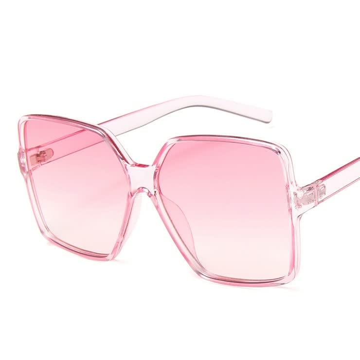 Vrouwenmode: Grote InStyle™ zonnebril met trendy gekleurde glazen, een chic accessoire voor de zomer.
