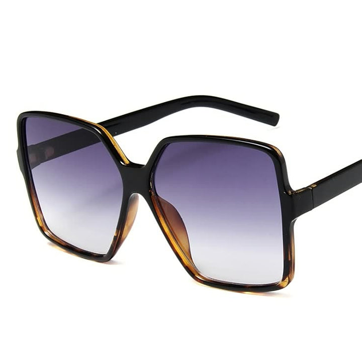 Zomerse InStyle™ dameszonnebril, groot model met hippe gekleurde glazen, voegt flair toe aan elke outfit.