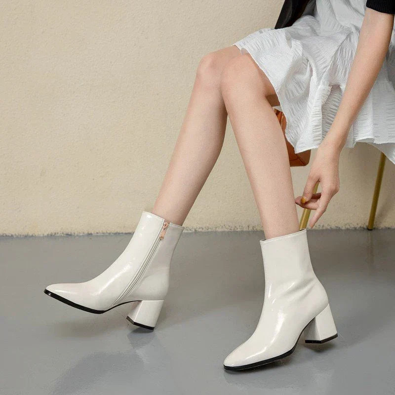 Trendy lak leren dames enkellaarzen. Stijlvolle en comfortabele zwarte laarsjes met glanzende afwerking voor de herfst.