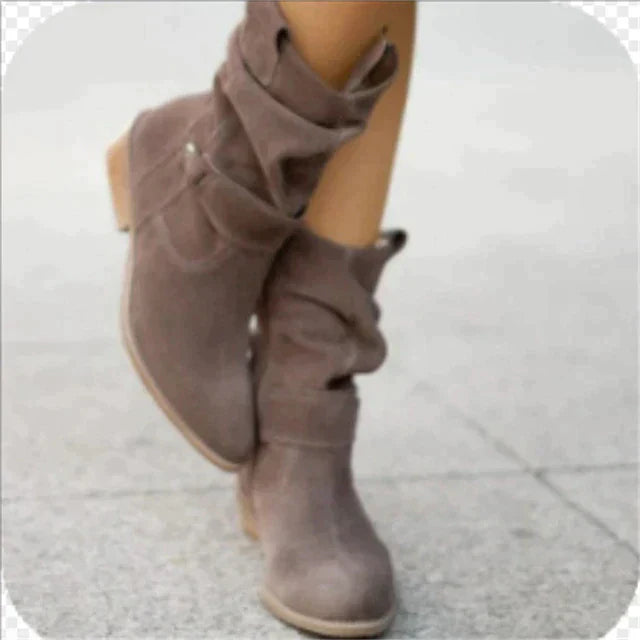 Comfortabele trendy dames enkellaarzen Luna met lage hak. Stijlvolle schoenen van imitatie suède voor herfstmode.