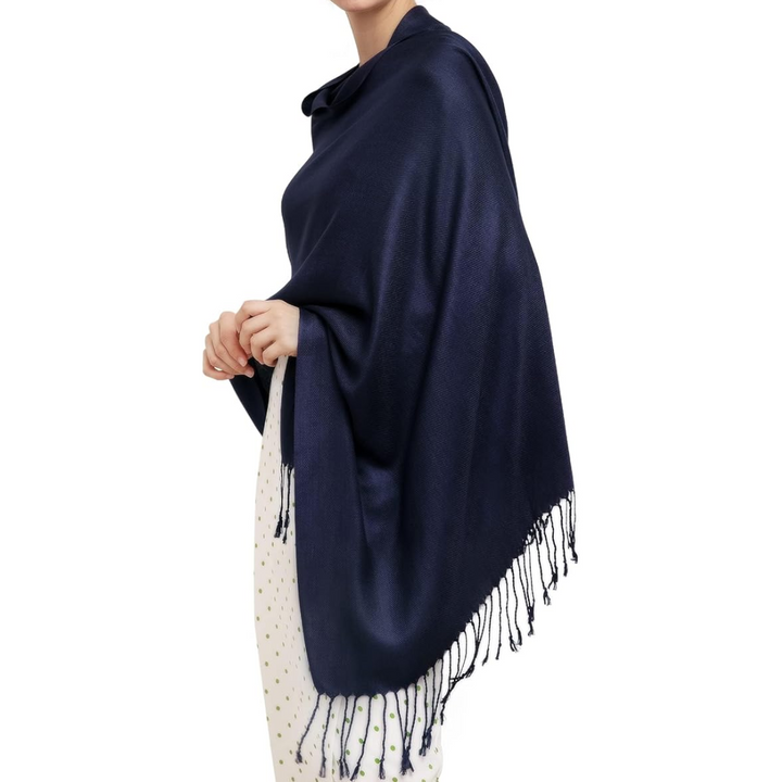Dame draagt trendy Eleanor pashmina sjaal als omslagdoek. Perfect voor een elegante herfst/winter look.