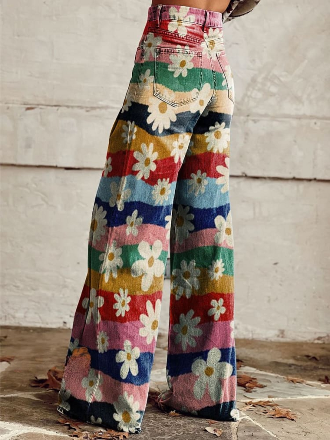 Chique flared damesbroek met retro bloemenprint en hoge taille. Perfect voor een trendy en comfortabele look.