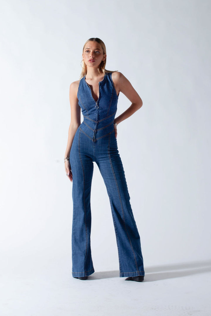 Blauwe jeans jumpsuit voor dames met opvallende hartuitsparing op de rug, mouwloos en stijlvol.