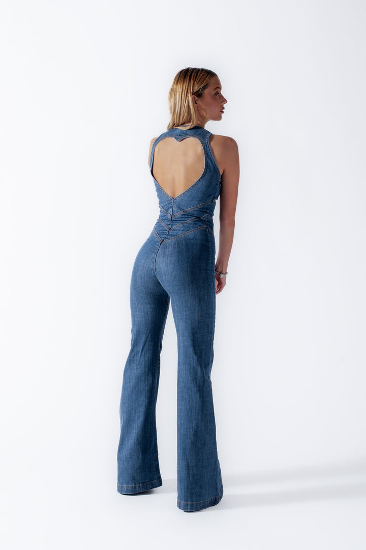 Aansluitende dames jumpsuit van denim met unieke hartvormige open rug, perfect voor een modieuze zomerlook.