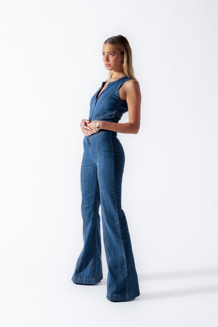 Stijlvolle mouwloze dames jumpsuit met hartdetail op de rug, een trendy festivaloutfit voor elke gelegenheid.
