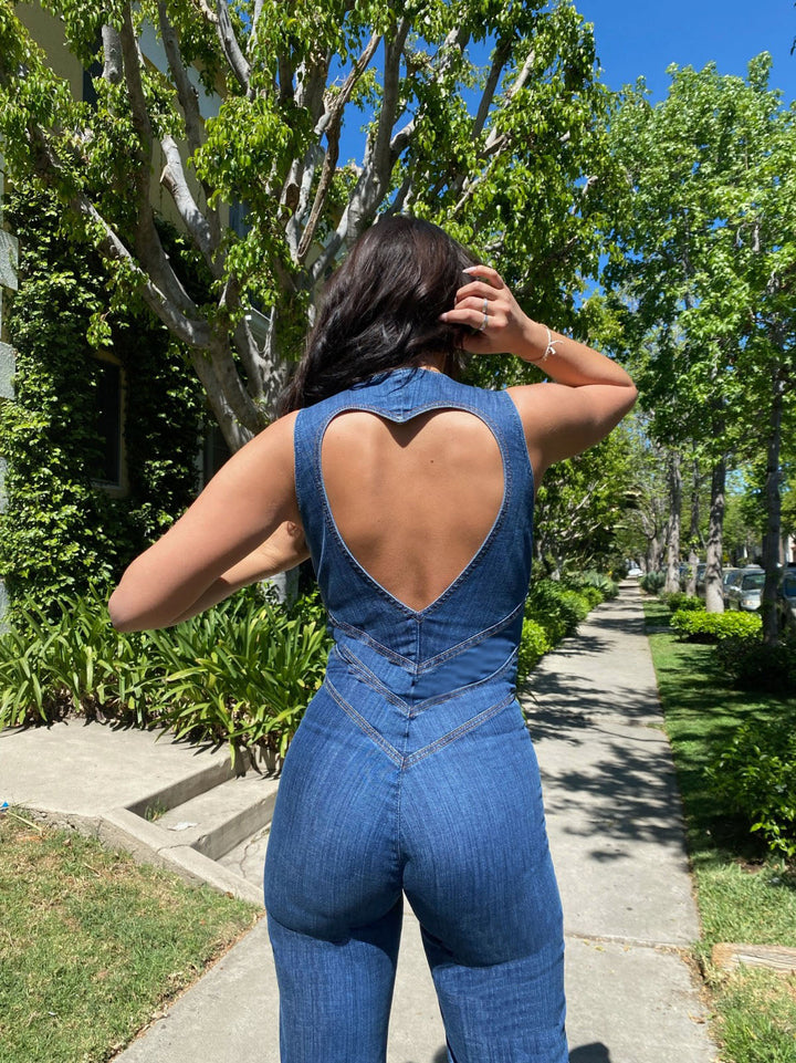 Trendy dameskleding: aansluitende denim jumpsuit met rugloze hartvormige details, ideaal voor zomerfestivals.