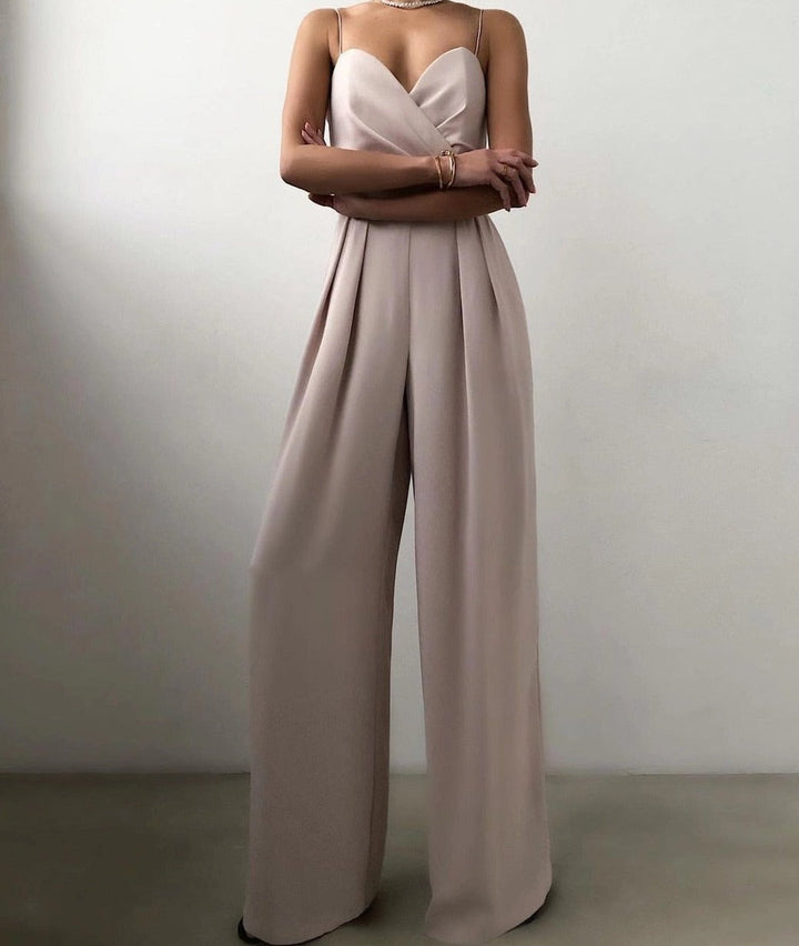 "Trendy Sienna jumpsuit met verleidelijke schouderbanden en nauwsluitende pasvorm, ideaal voor comfort en stijl."