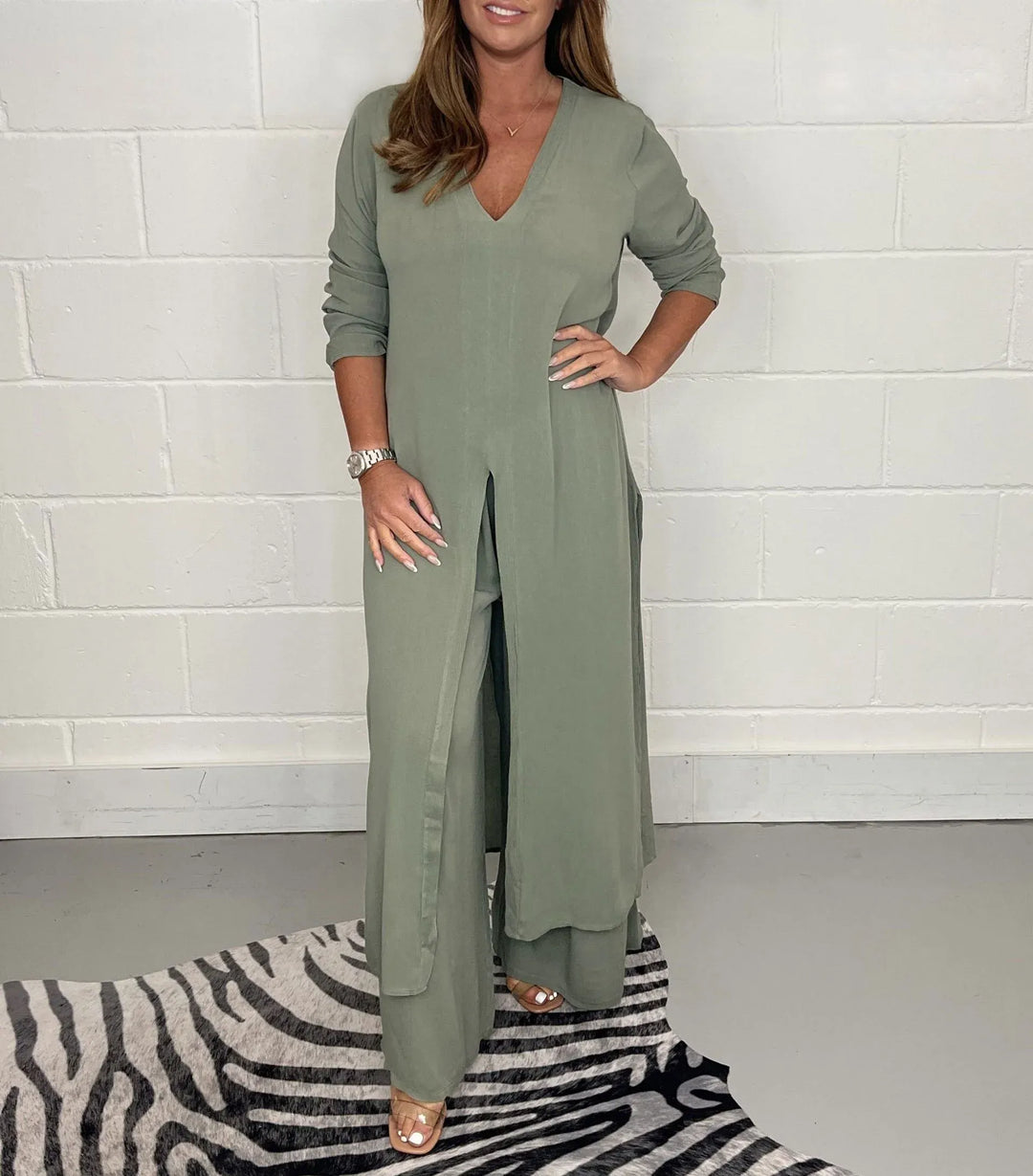 Trendy tweedelige dames set met wijde broek en bijpassende blouse, ideaal voor comfortabele zomerse dagen.