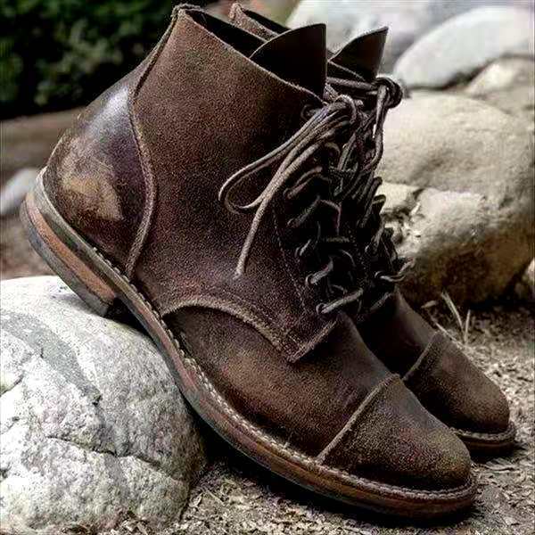Donkerbruine heren veterboots met veters op steen