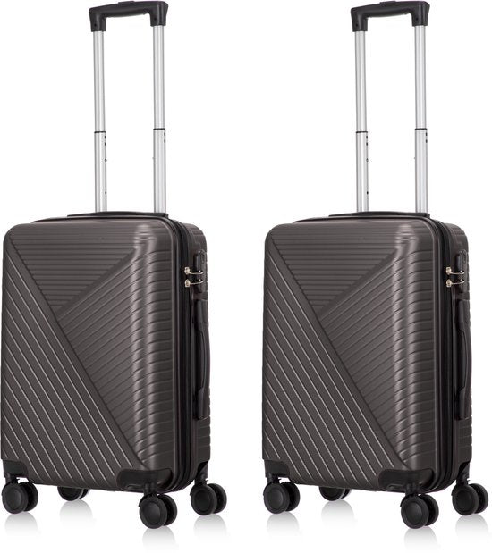 Comfortabele hardcase trolley set met 360 graden wielen en uitschuifbare trekstang voor soepel en gemakkelijk transport.