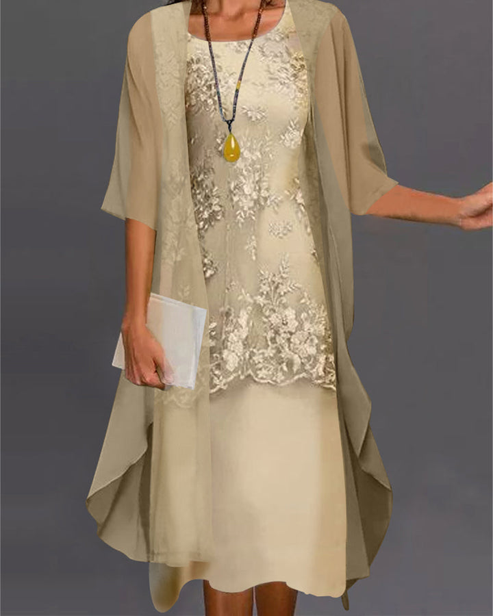 "Tweedelige chiffon jurk, knielengte, luchtig en elegant, in hemelsblauw. Perfect voor elke gelegenheid."