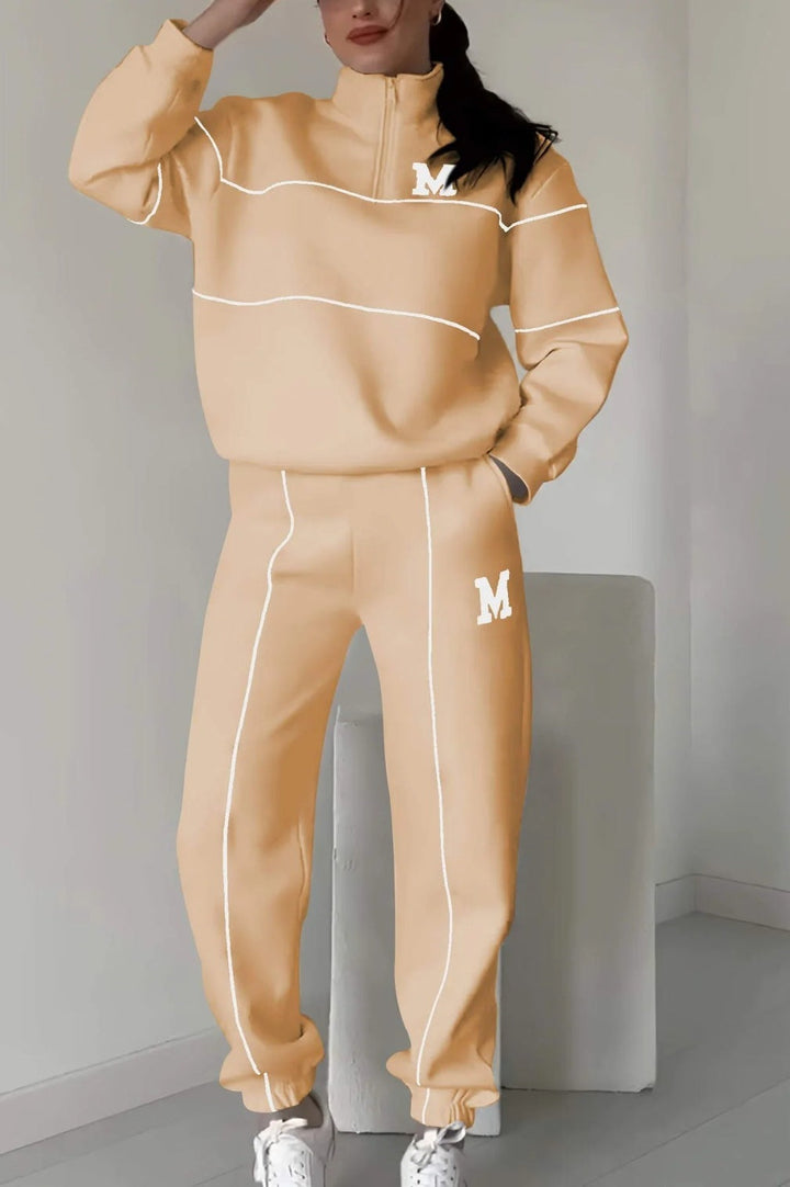 Tweedelige dames trainingsset, zachte stoffen, ontspannen fit, stijlvolle mix van comfort en elegantie, neutrale tinten.