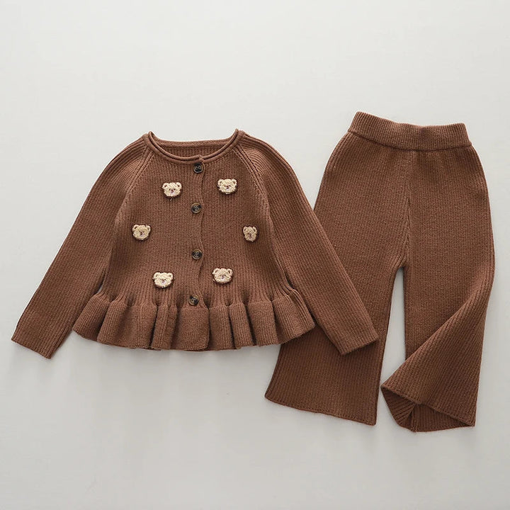 "Tweedelige winterset voor kinderen met berenontwerp, warm en trendy, perfect voor koude dagen, flexibel en comfortabel."