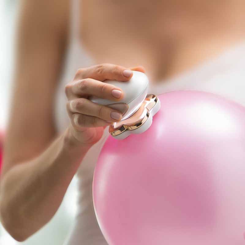 Dames gebruiken de U-Shave kristal epilator voor pijnloze ontharing en langdurig gladde benen.