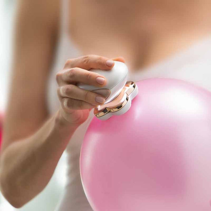 Dames gebruiken de U-Shave kristal epilator voor pijnloze ontharing en langdurig gladde benen.