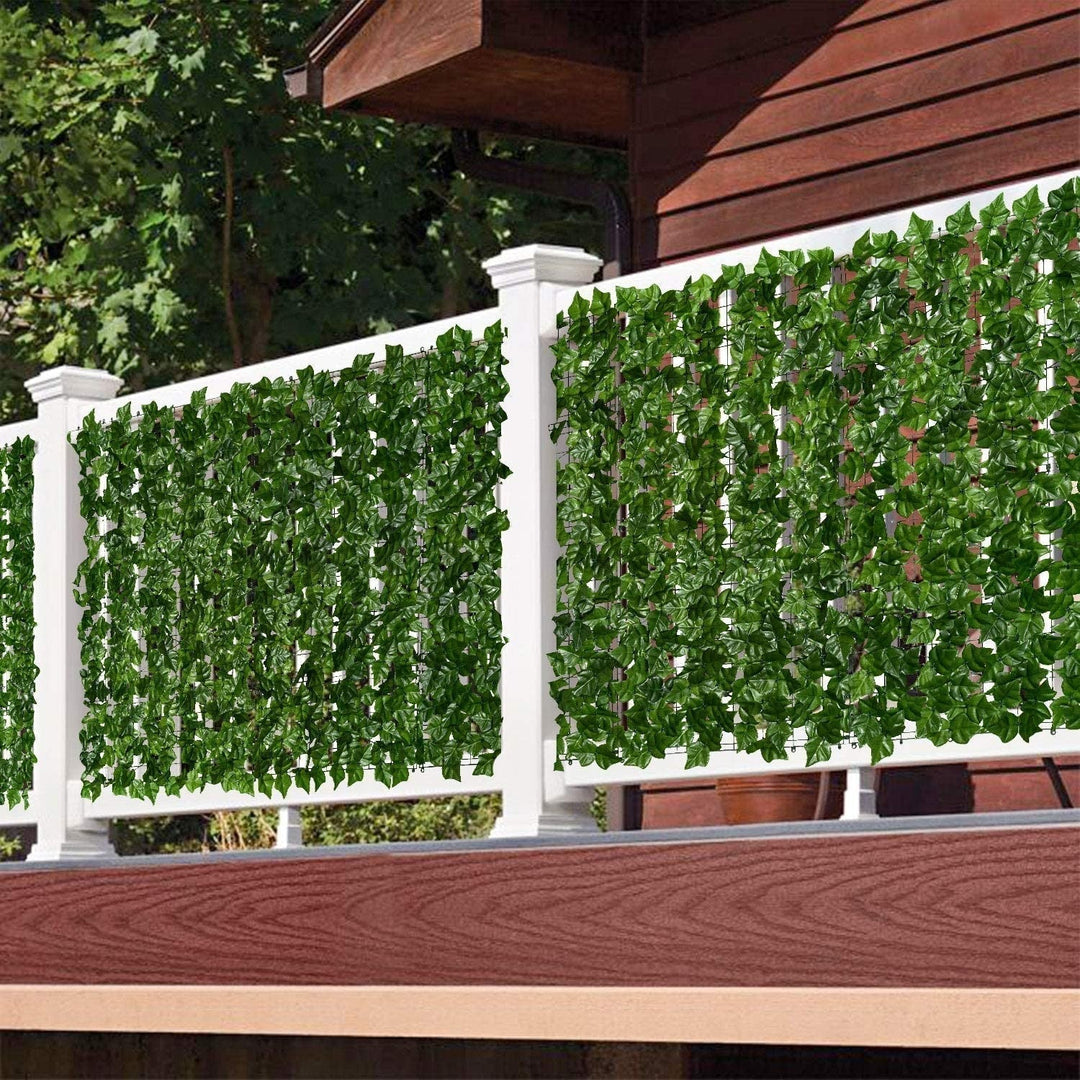 Uitschuifbaar kunstklimop haagelement voor directe tuinprivacy, onderhoudsvrij en groen. Ideaal als tuinafscheiding.