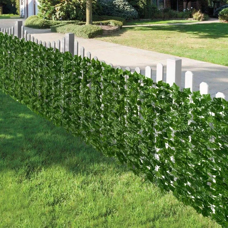 Uitschuifbaar kunsthaag element van klimop, compact opgevouwen toont veelzijdigheid voor tuin & balkon.