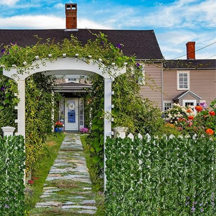 Kunstklimop tuinafscheiding combineert prachtig met planten, creëert directe privacy en groene sfeer.
