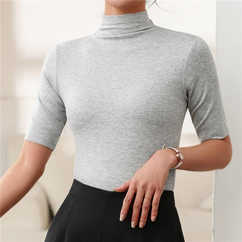 Stijlvolle naadloze dames coltrui. Een elegant en veelzijdig basisstuk voor een modieuze look.