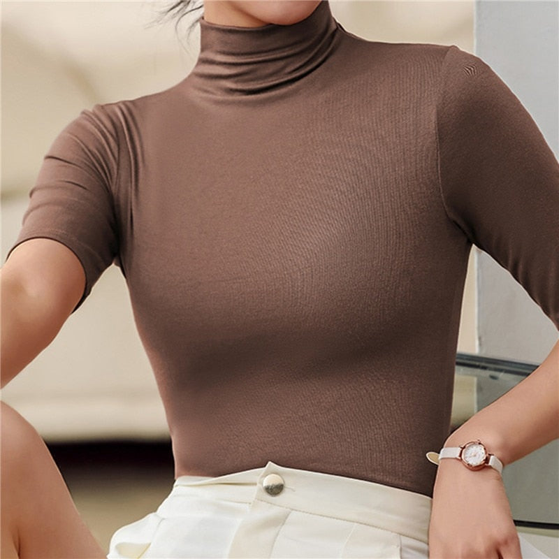 Modieuze ultra-dunne coltrui voor dames, naadloos en slim-fit. Comfortabel en essentieel voor je garderobe.