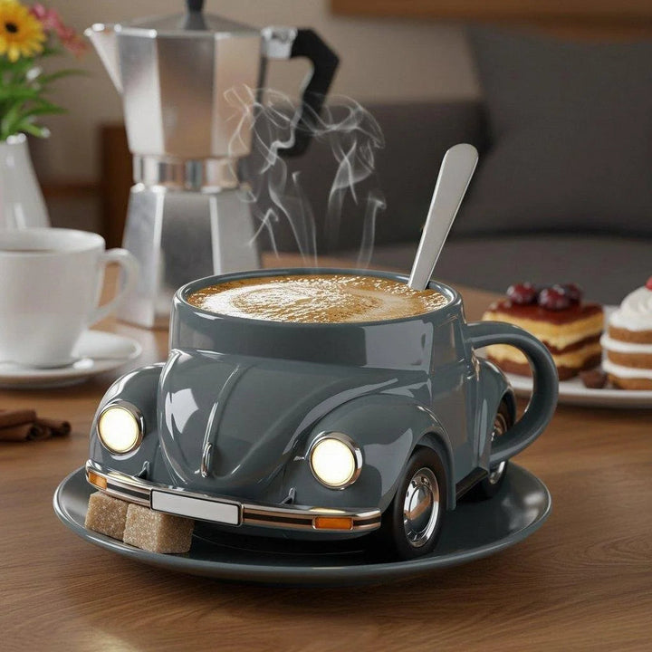 Keramieken drinkbeker met speels 3D retro auto design, 325 ml. Perfect voor koffie, thee of andere dranken.