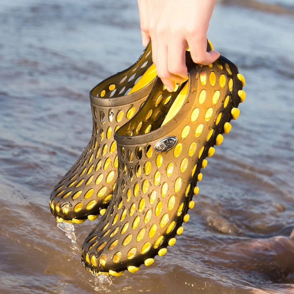 Close-up van ademende, lichtgewicht Finn waterschoenen, ideaal voor zwemmen en waterrecreatie.