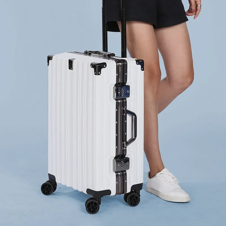 Compacte hardshell reiskoffer met aluminium frame, ideaal voor korte trips.