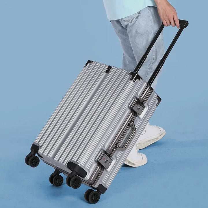 Stijlvolle hardshell reiskoffer, zwart met aluminium frame, perfect voor moderne reizigers.