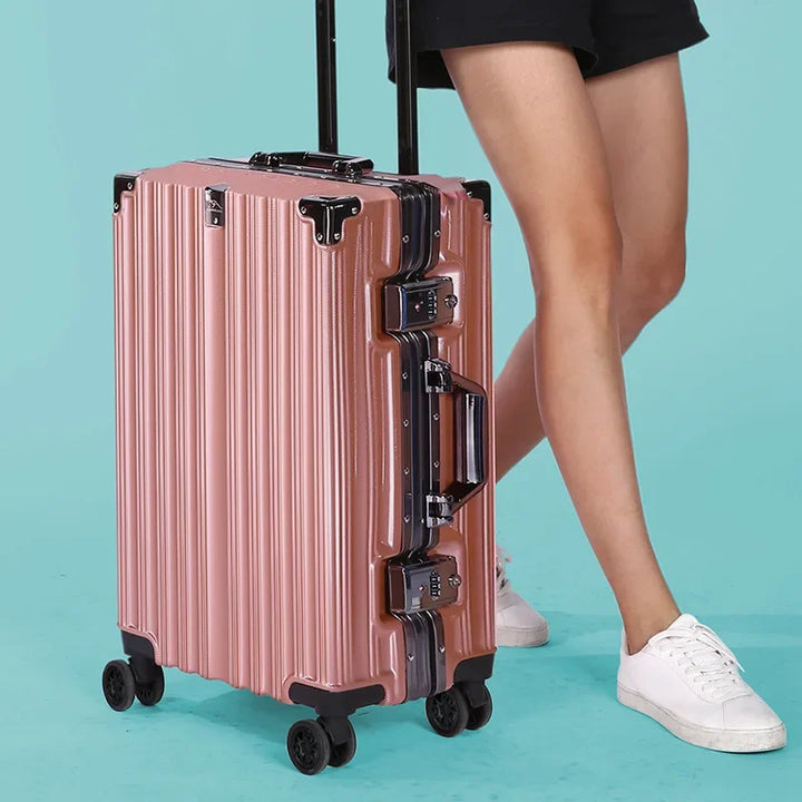 Hardshell koffer met aluminium frame, klaar om je spullen veilig en geordend te bergen.