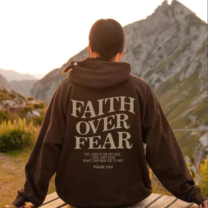 Uniseks hoodie "Geloof Over Angst" met inspirerende tekst. Comfortabele christelijke kleding voor elke dag.