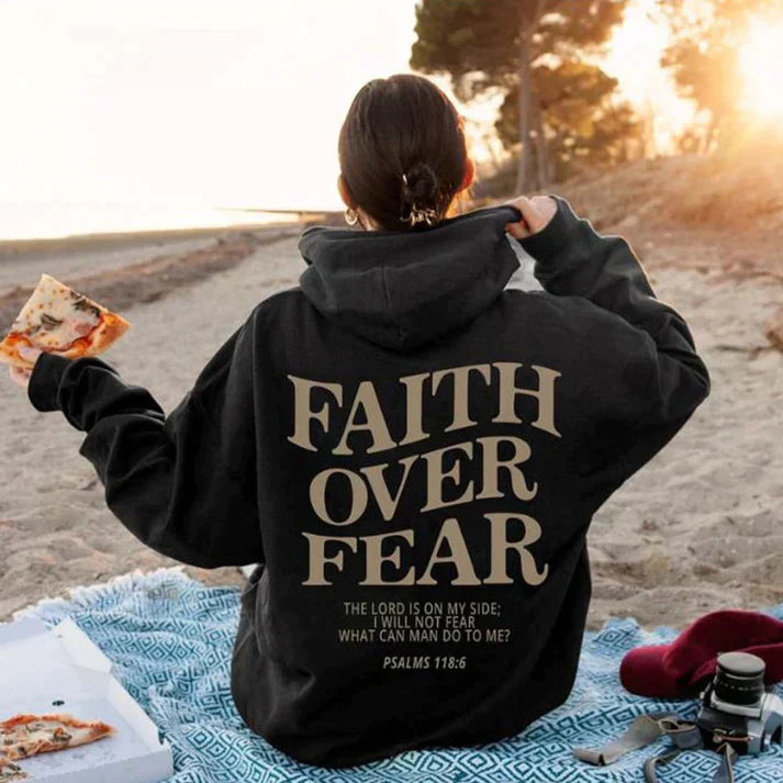 Zachte uniseks hoodie met 'Geloof Over Angst' en Psalmen 118:6 opdruk. Ideaal voor casual comfort.