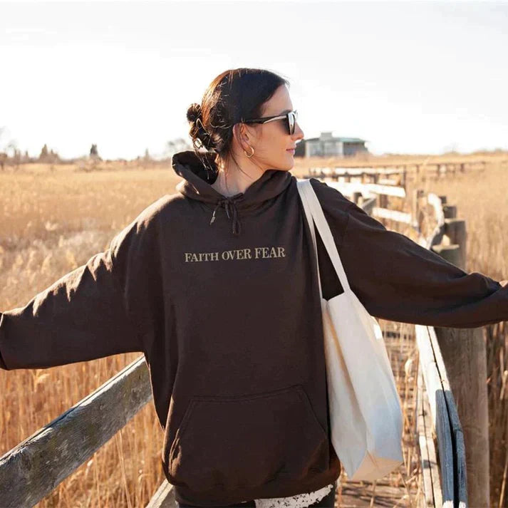Stijlvolle uniseks hoodie met de krachtige boodschap 'Geloof Over Angst'. Inspirerende christelijke mode.