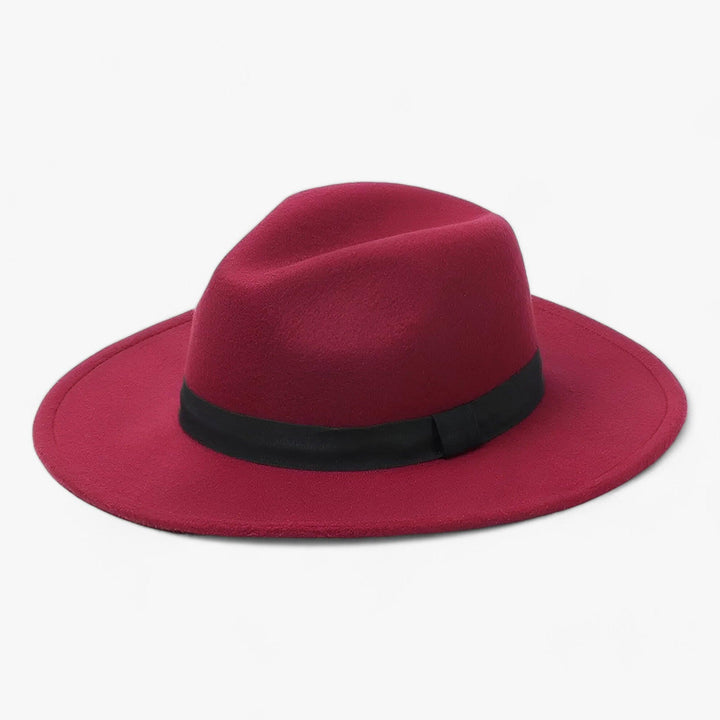 Uniseks wollen fedora hoed met karakteristieke deuk en opstaande rand.