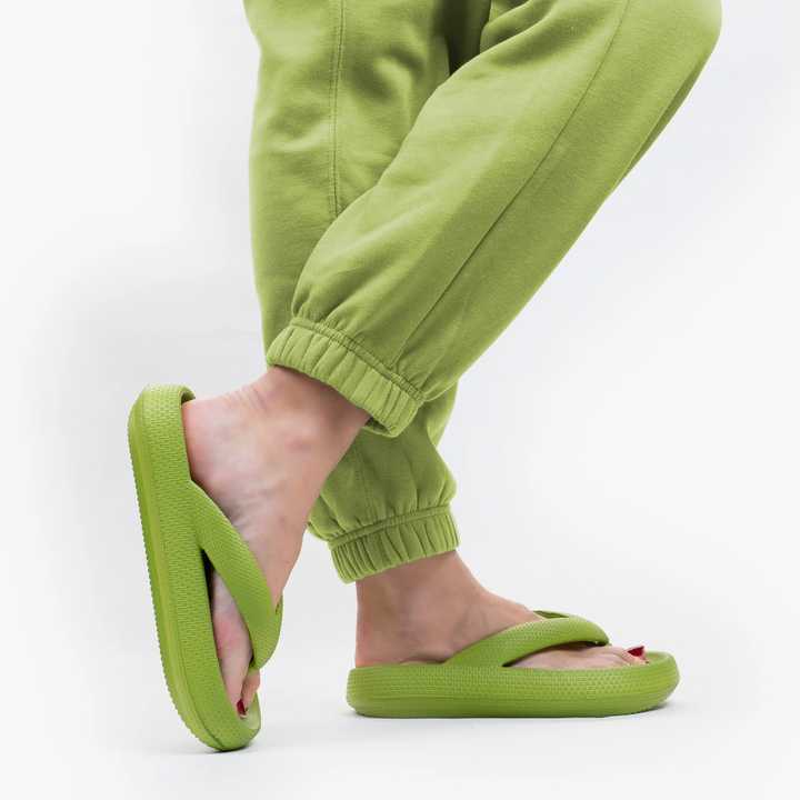Comfortabele Leona teenslippers voor dames en heren. Uniseks design met wolkenzachte zool voor pijnverlichting.