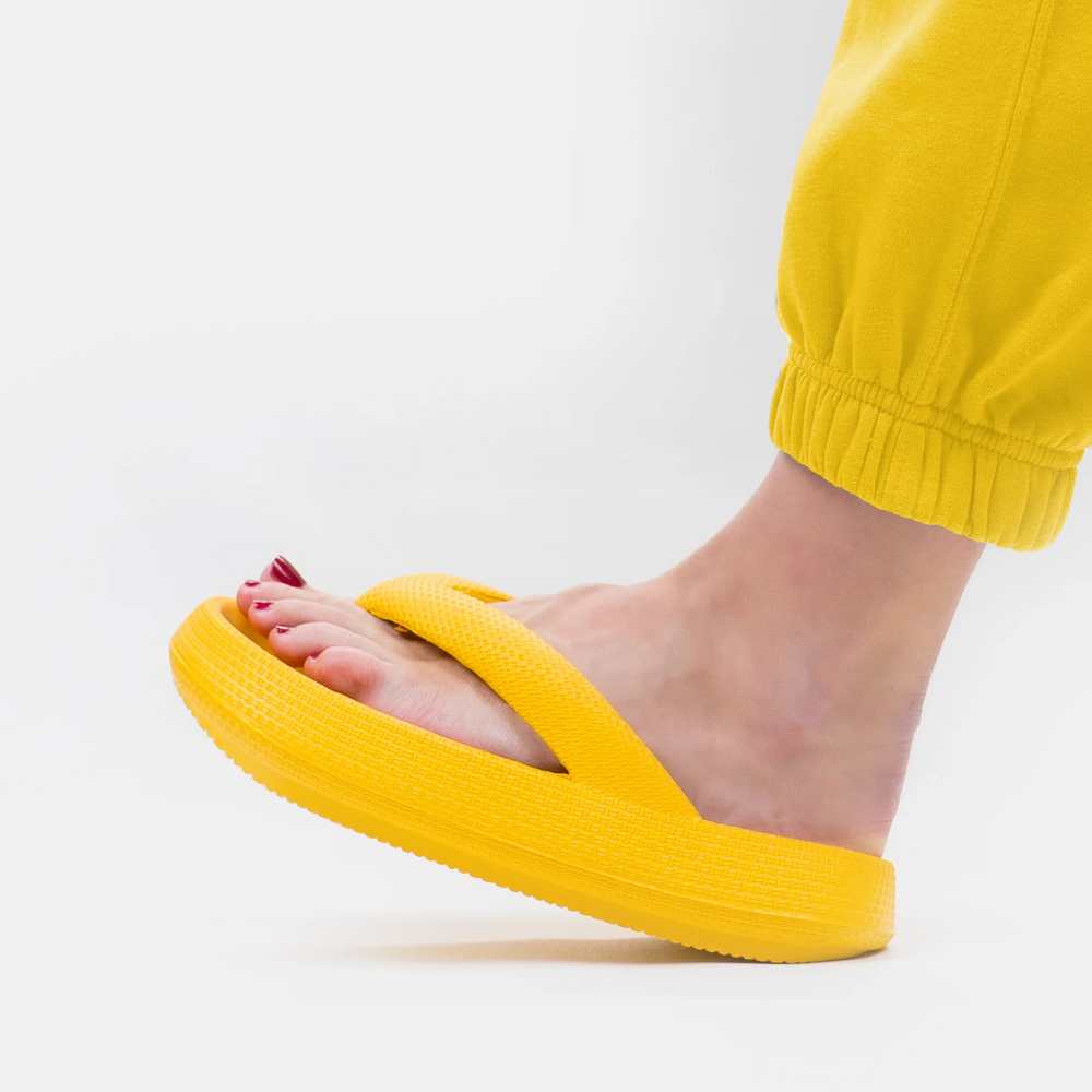 Lichtgewicht uniseks Leona teenslippers met wolkenzachte demping. Comfortabel voor dames & heren, ook bij pijnverlichting.