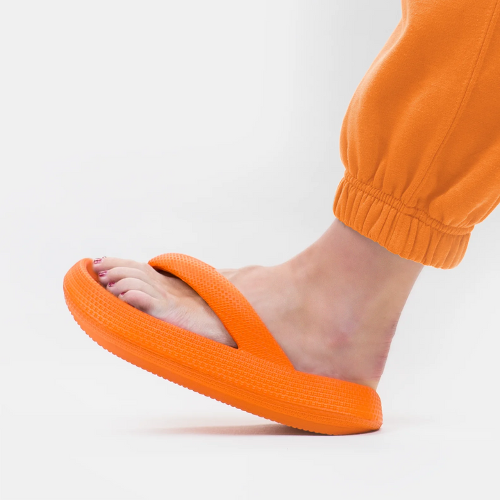 Uniseks Leona teenslippers: lichtgewicht, wolkenzacht en comfortabel. Perfecte zomer sandalen voor binnen & buiten.