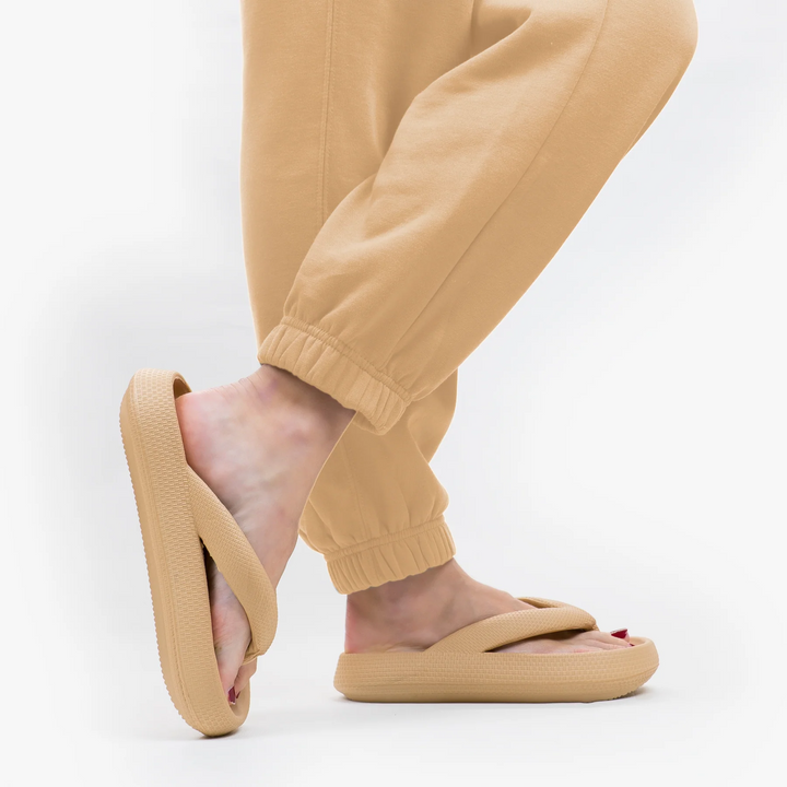 Dames & heren Leona wolkenzachte flip flops. Comfortabele sandalen voor de zomer met pijnverlichtende demping.