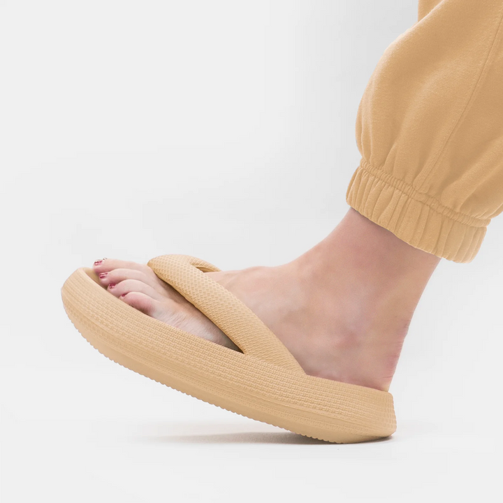 Lichtgewicht Leona comfort slippers, uniseks en wolkenzacht. Ideaal voor langdurig draagcomfort tijdens de zomermaanden.
