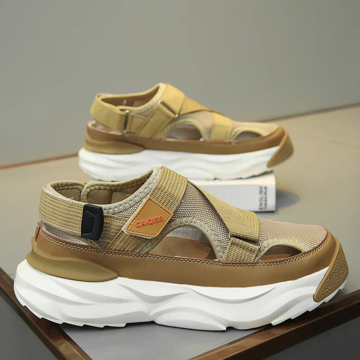 Zwarte Elian uniseks zomerslippers met designerlook; trendy, comfortabel en ideaal voor strand & vakantie.